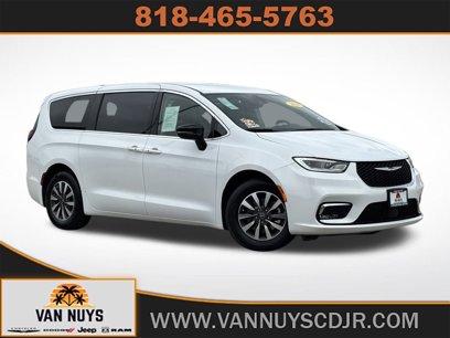 Used 2024 Chrysler Pacifica Select