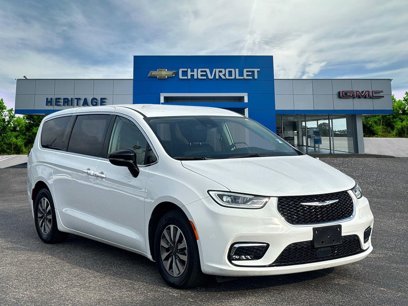 Used 2024 Chrysler Pacifica Select