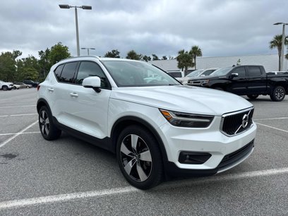 Used 2022 Volvo XC40 T4 Momentum w/ Premium Package