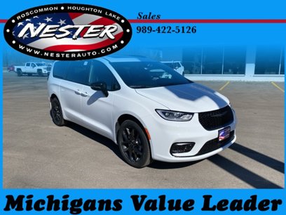 Used 2024 Chrysler Pacifica Touring-L w/ Uconnect Theater Family Group