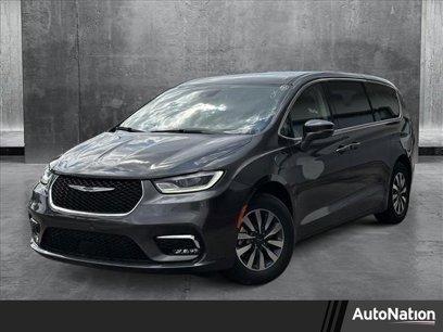 Used 2022 Chrysler Pacifica Touring-L w/ Uconnect Theater Family Group
