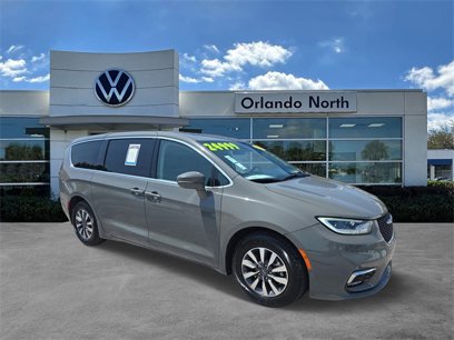 Used 2022 Chrysler Pacifica Touring-L w/ Uconnect Theater Family Group