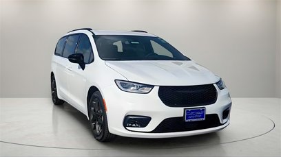 New 2025 Chrysler Pacifica Select