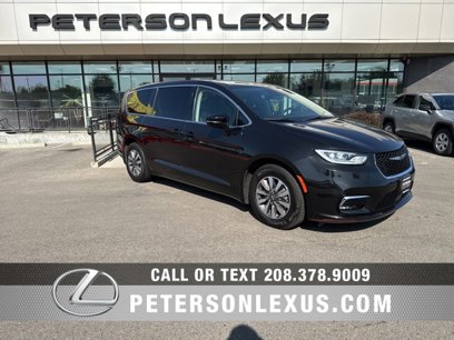 Used 2024 Chrysler Pacifica Select