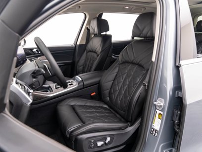 New 2025 BMW X7 xDrive40i w/ Premium Package