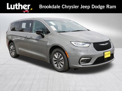 New 2025 Chrysler Pacifica Select