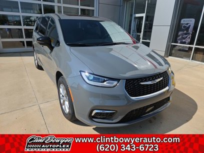 New 2025 Chrysler Pacifica Select