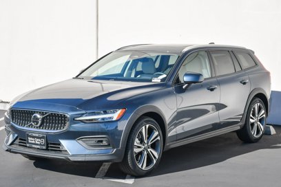 New 2025 Volvo V60 B5 Cross Country Plus w/ Protection Package Premier