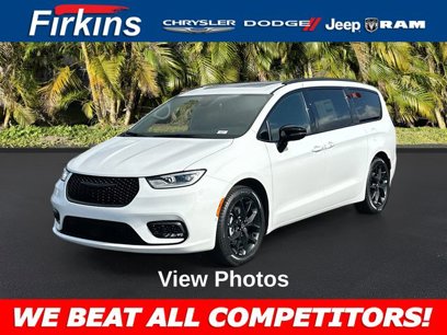 New 2025 Chrysler Pacifica Limited