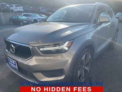 Used 2022 Volvo XC40 T5 Momentum w/ Climate Package