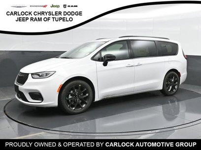 New 2025 Chrysler Pacifica Limited w/ Uconnect Theater Family Group