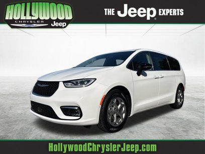 New 2024 Chrysler Pacifica Limited w/ Uconnect Theater Family Group