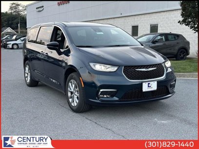 New 2025 Chrysler Pacifica Select