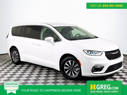 Used 2022 Chrysler Pacifica Touring-L w/ Uconnect Theater Family Group
