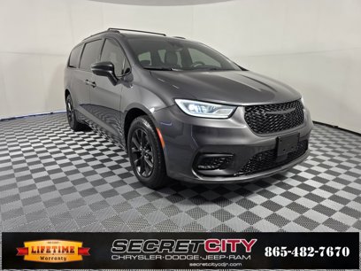 Used 2022 Chrysler Pacifica Touring-L w/ Uconnect Theater Family Group