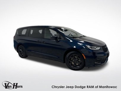 Used 2022 Chrysler Pacifica Limited w/ Uconnect Theater Family Group