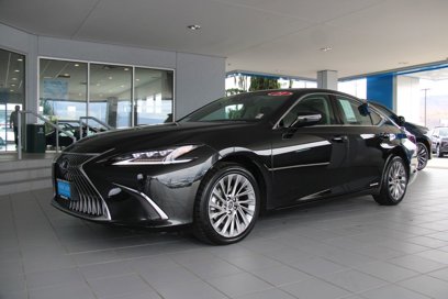 Used 2021 Lexus ES 300h w/ Accessory Package 2