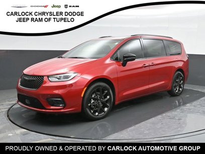 New 2025 Chrysler Pacifica Limited w/ Uconnect Theater Family Group