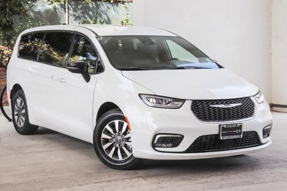 New 2025 Chrysler Pacifica Select