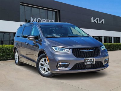 Used 2021 Chrysler Pacifica Touring-L w/ Uconnect Theater Family Group