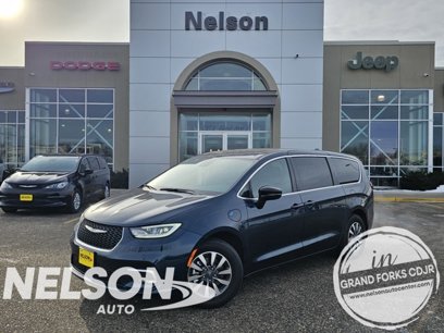 New 2025 Chrysler Pacifica Select w/ Uconnect Theater Family Group
