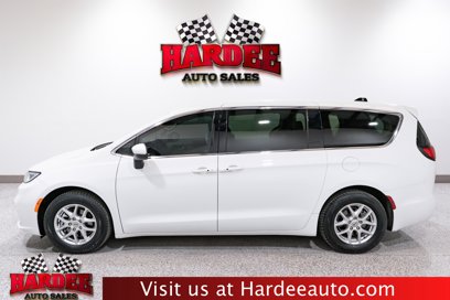 Used 2023 Chrysler Pacifica Touring-L