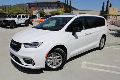New 2025 Chrysler Pacifica Select