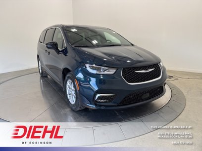 New 2025 Chrysler Pacifica Select
