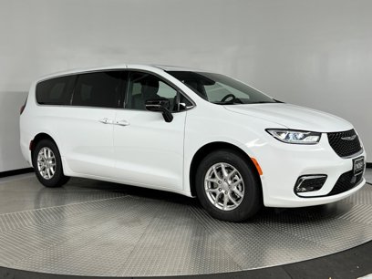 New 2025 Chrysler Pacifica Select