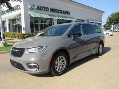 Used 2025 Chrysler Pacifica Select