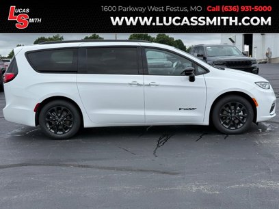 New 2025 Chrysler Pacifica Select