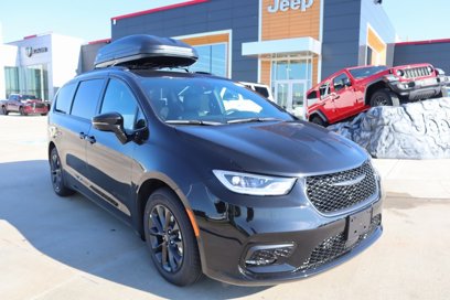 New 2025 Chrysler Pacifica Select w/ Uconnect Theater Family Group