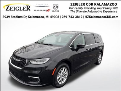 Used 2023 Chrysler Pacifica Touring-L