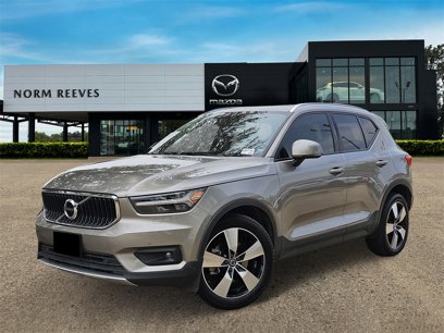 Used 2022 Volvo XC40 T5 Momentum w/ Premium Package