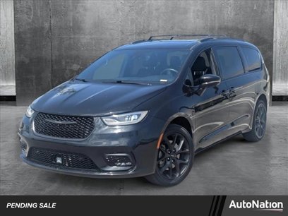 Used 2021 Chrysler Pacifica Limited w/ Uconnect Theater Family Group
