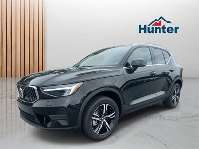New 2025 Volvo XC40 B5 Core w/ Climate Package