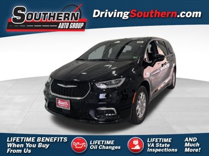 New 2025 Chrysler Pacifica Select w/ Uconnect Theater Family Group