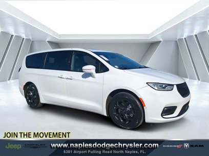 Used 2022 Chrysler Pacifica Limited w/ Uconnect Theater Family Group