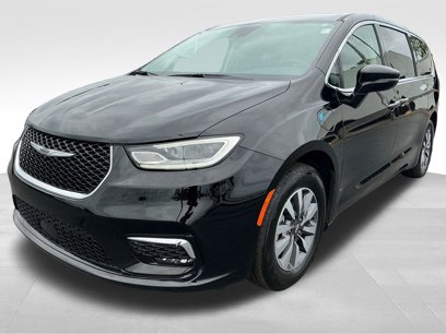 Used 2024 Chrysler Pacifica Select