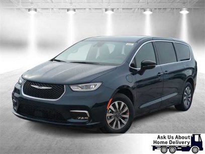 New 2025 Chrysler Pacifica Select w/ Uconnect Theater Family Group