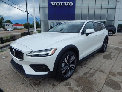 New 2026 Volvo V60 B5 Cross Country Plus w/ Climate Package