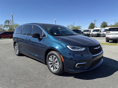 New 2025 Chrysler Pacifica Select w/ Uconnect Theater Family Group