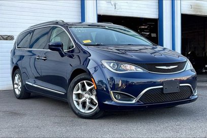 Used 2018 Chrysler Pacifica Touring-L w/ Tire & Wheel Group
