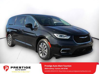 Used 2022 Chrysler Pacifica Touring-L w/ Uconnect Theater Family Group