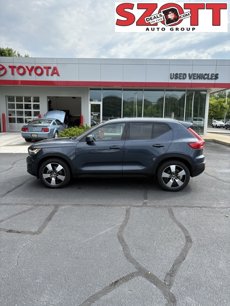 Used 2022 Volvo XC40 T5 Momentum