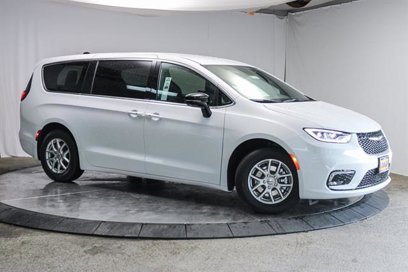 New 2025 Chrysler Pacifica Select