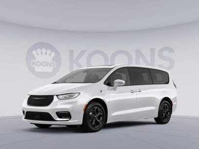 New 2023 Chrysler Pacifica Limited w/ Uconnect Theater Family Group