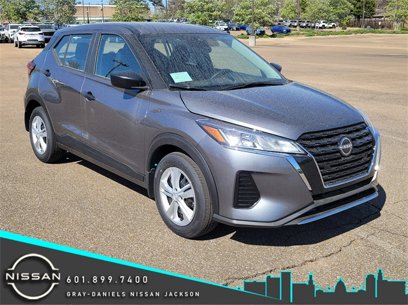New 2025 Nissan Kicks Play S