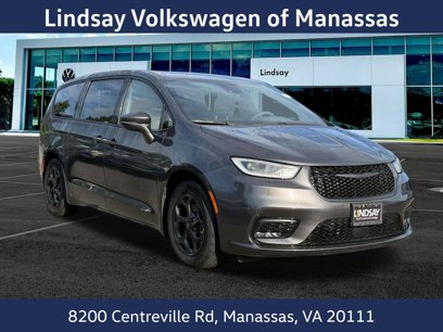 Used 2022 Chrysler Pacifica Limited w/ Uconnect Theater Family Group
