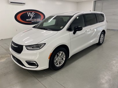 New 2025 Chrysler Pacifica Select
